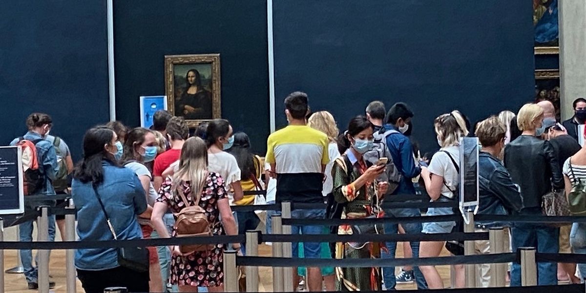Strenge Hygienevorschriften im Pariser Louvre: Wegen Corona dürfen derzeit nur maximal 10.000 Menschen pro Tag das meist besuchte Museum der Welt betreten. 