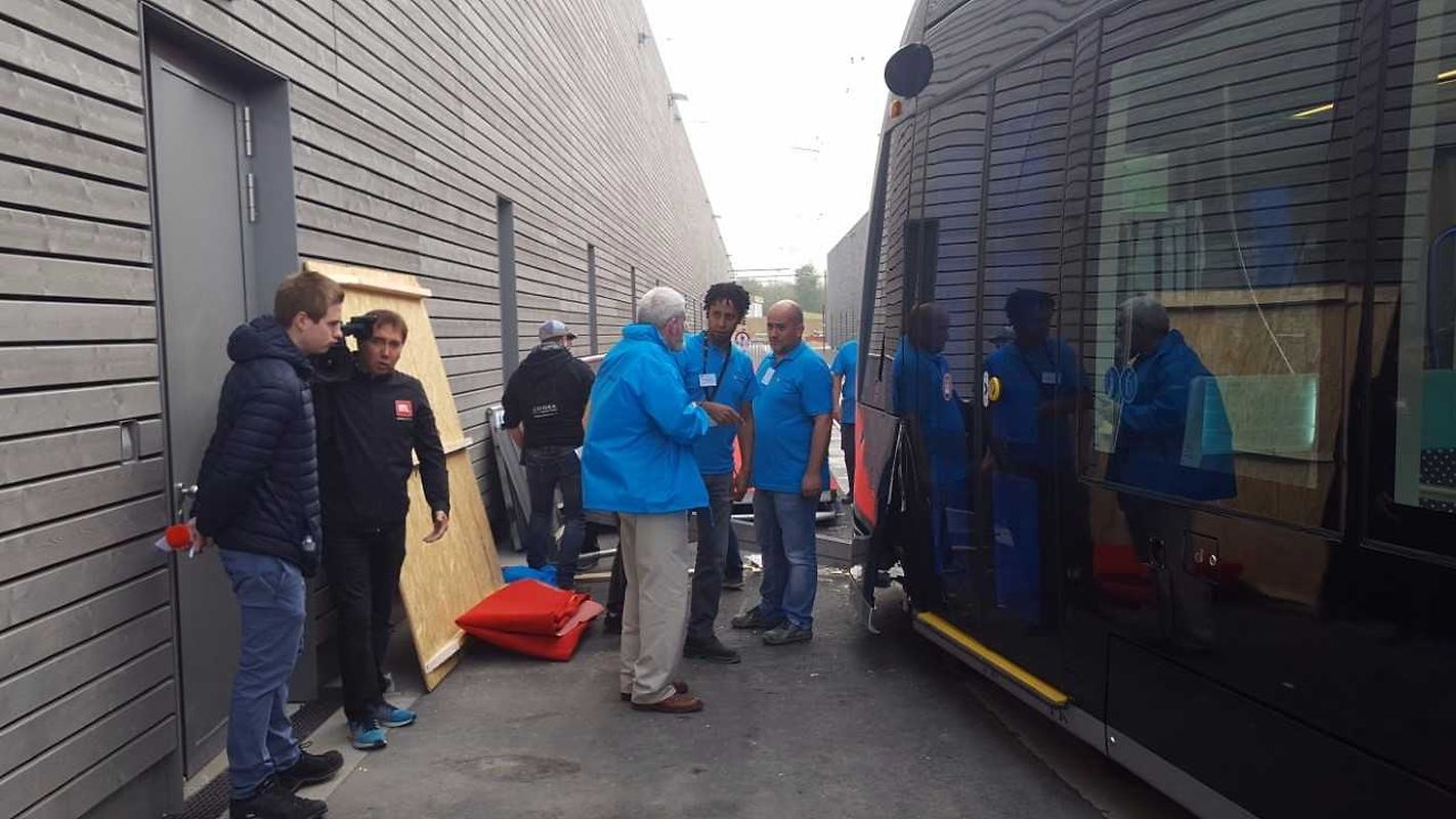 Unglück bei Jungfernfahrt: Tram bleibt am roten Teppich hängen.