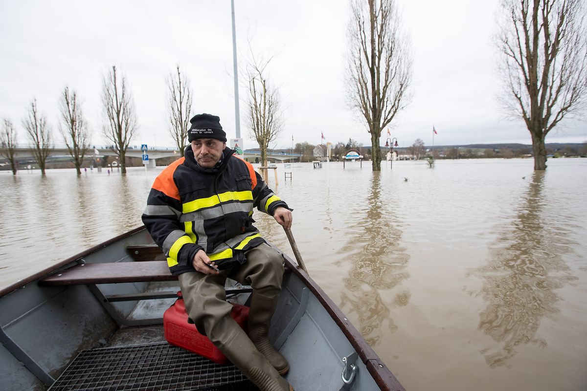 Feuerwehrmann Guy beim steuert das Boot sicher durch die Wassermassen in Remich. Dann wird er zu einem Einsatz gerufen, ein Bürger hat bei der Feuerwehr um Hilfe gebeten.