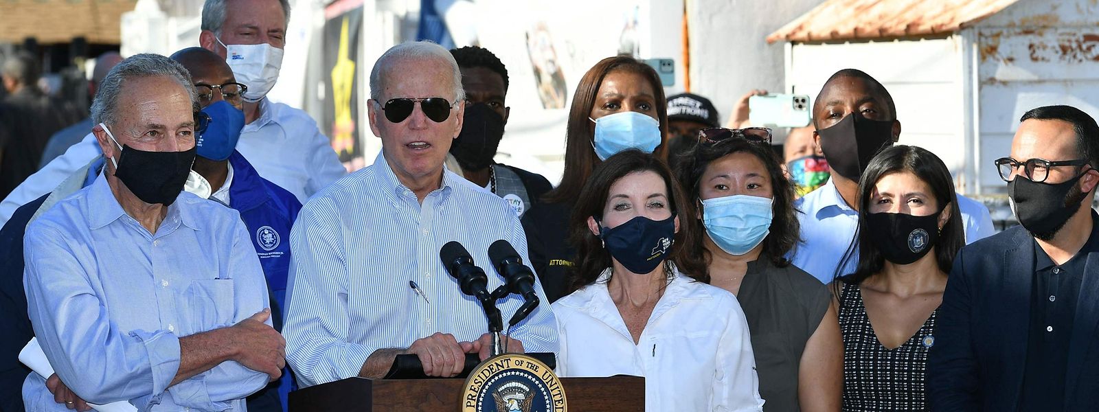 Joe Biden mit Senator Chuck Schumer (l.), der Gouverneurin von New York Kathy Hochul (rechts neben Biden) und dem Bürgermeister von New York, Bill de Blasio (3.v.l.) im vom Hurrikan betroffenen Stadtviertel Queens.  