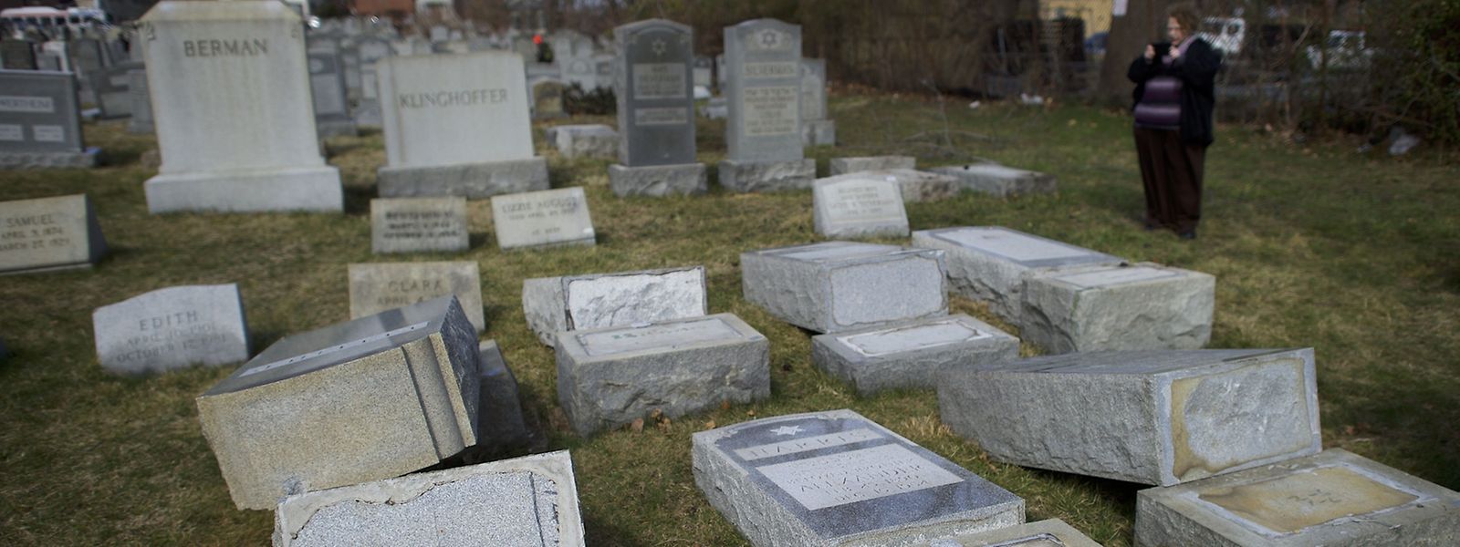 Unbekannte Täter stürzten über 400 Grabsteine auf einem jüdischen Friedhof in Philadelphia um. 
