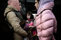 Refugiadas ucranianas chegam de autocarro a Saint-Pierre-de-Chandieu, em França, em março de 2022. 