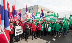 En marge de la réunion de ce lundi matin, les syndicats OGBL et LCGB avaient organisé en front commun un piquet de protestation devant les locaux de la direction de Cactus à Windhof.