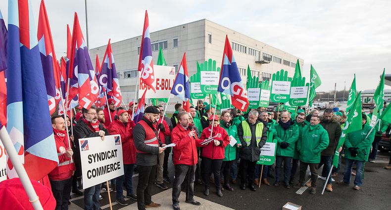En marge de la réunion de ce lundi matin, les syndicats OGBL et LCGB avaient organisé en front commun un piquet de protestation devant les locaux de la direction de Cactus à Windhof.