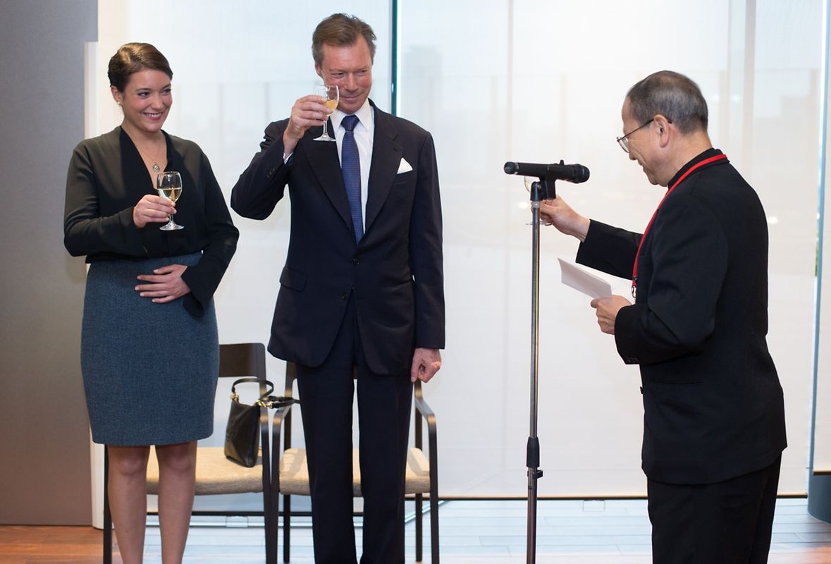 Vater Sakuma spricht den Kampai an der Universität Sophia.