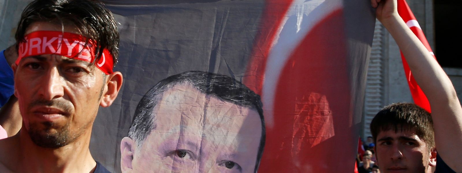 Unterstützer von Präsident Erdogan harren am Samstag vor dem Parlamentsgebäude in Ankara aus.