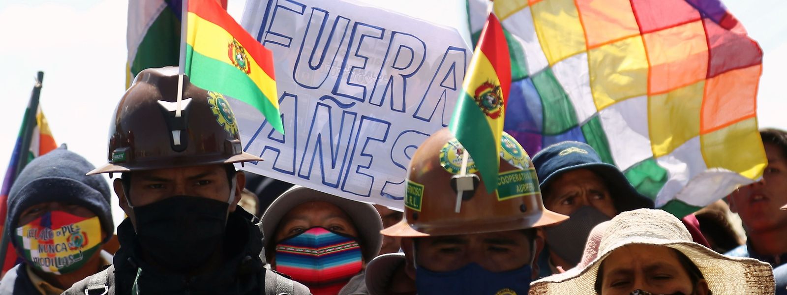 Manifestantes protestam contra o adiamento das eleições.
