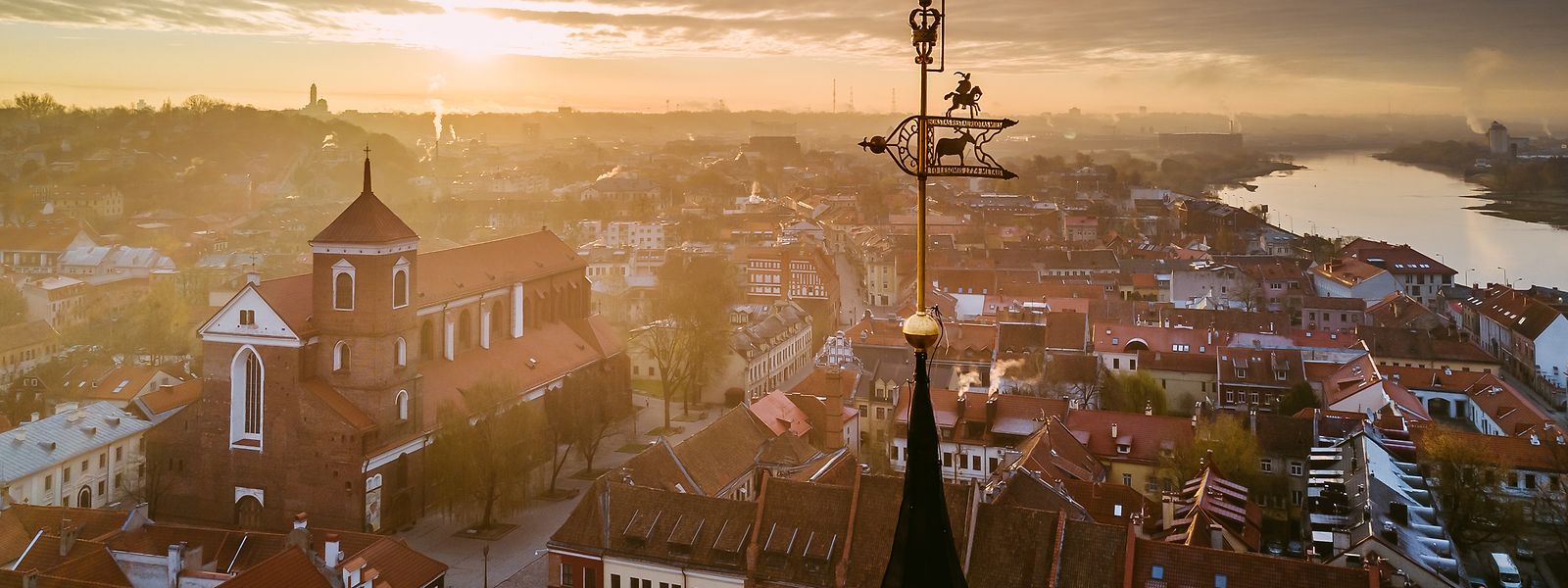 Blick über die Dächer von Kaunas. Sehnsüchtig warten die Bewohner auf den Start ihres Kulturhauptstadtjahres am kommenden 22. Januar, um sich so neu zu erfinden, einen neuen Mythos zu schmieden und ihr Profil zu schärfen. 