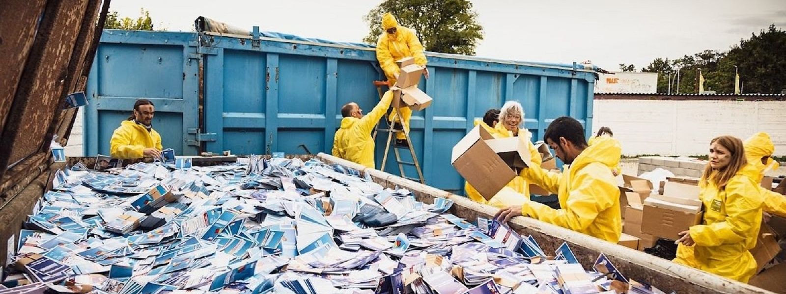 Ein Foto von der Website der Aktionskünstler: Tausende AfD-Flyer im Container.