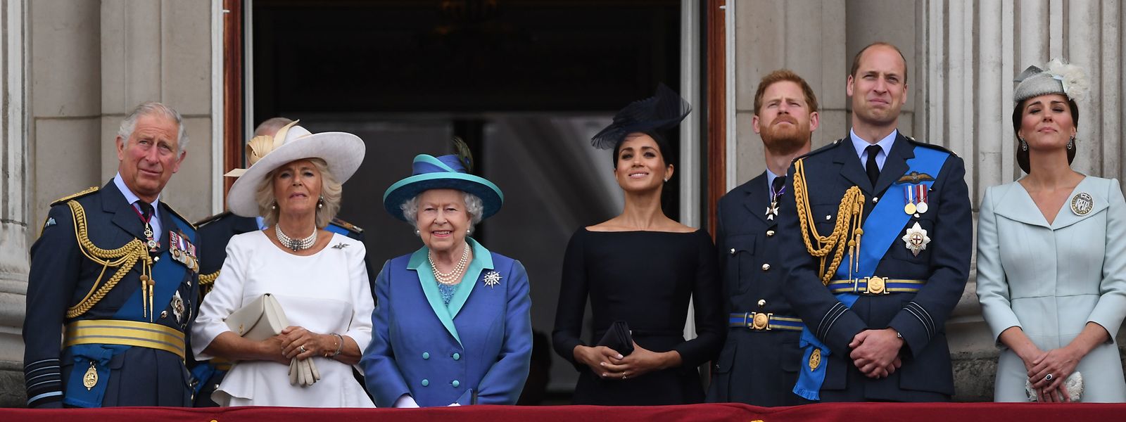 Der britische Thronfolger Prinz Charles (l-r), Herzogin Camilla, die britische Königin Elizabeth II., Herzogin Meghan, Prinz Harry, Prinz William und Herzogin Kate stehen auf dem Balkon des Buckingham-Palasts, um eine Luftparade zum 100. Jahrestag der britischen Luftwaffe zu beobachten. Herzogin Meghan hat dem britischen Königshaus vorgeworfen, Unwahrheiten über sie stehenzulassen.