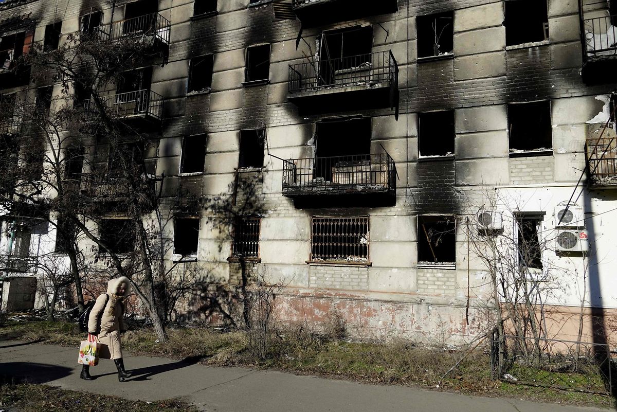 Ein zerstörtes Wohngebäude in der von Russland kontrollierten Stadt Sjewjerodonezk in der Oblast Luhansk.
