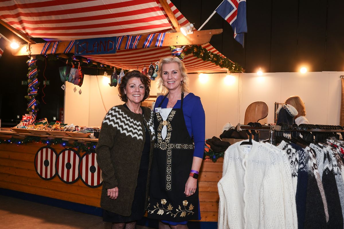 Tekia and Sólún at the Icelandic stand selling wool items and home-made rye bread with salmon and herring 
