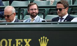 Neben Erbgroßherzog Guillaume (Mitte) ist auch Premier Xavier Bettel (rechts) in Wimbledon live mit von der Partie.