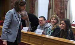 Tania Silva pr�sente sa p�tition aux d�put�s, avec Christian Perrone, Marc Pauly, Aranzazu de Perdigo, sur la maladie de Lyme, Luxembourg, le 03 Fevrier 2016.Photo: Chris Karaba