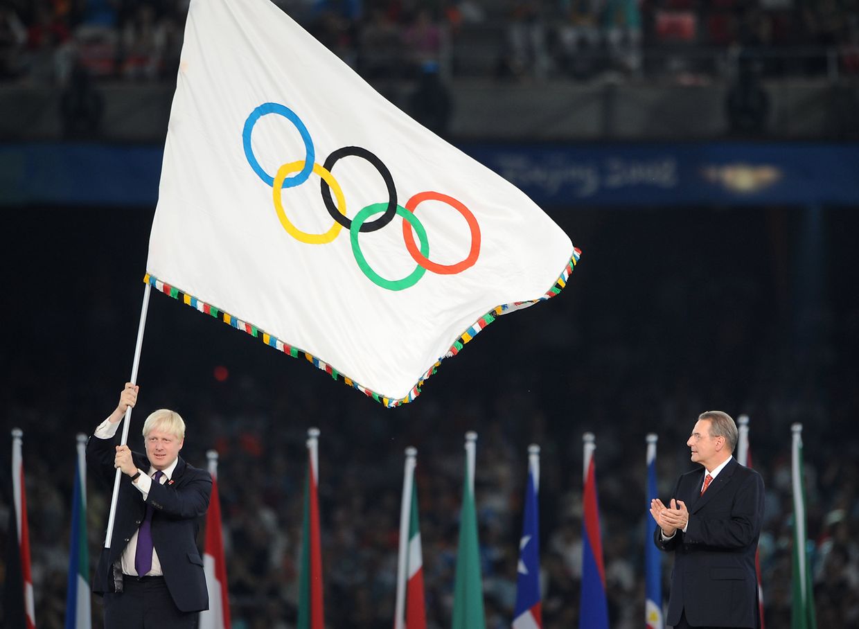 Olympia als Höhepunkt: Die Londoner skandierten seinen Namen, als Johnson, damals Bürgermeister der britischen Hauptstadt, die Olympischen Spiele 2012 eröffnete. Das Bild zeigt ihn beim Empfang der olympischen Flagge in Peking 2008.