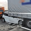 La camionnette a freinté trop tard, a percuté une voiture dans le bouchon, la précipitant sous le camion qui la précédait.