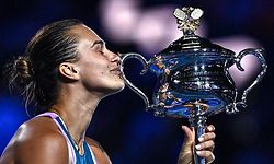 TOPSHOT - Belarus' Aryna Sabalenka celebrates with the Daphne Akhurst Memorial Cup after defeating Kazakhstan's Elena Rybakina in the women's singles final match on day thirteen of the Australian Open tennis tournament in Melbourne on January 28, 2023. (Photo by MANAN VATSYAYANA / AFP) / -- IMAGE RESTRICTED TO EDITORIAL USE - STRICTLY NO COMMERCIAL USE --