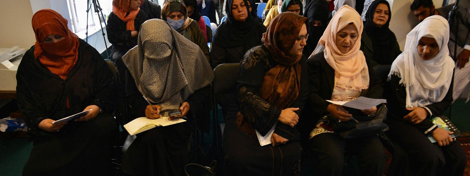 Um grupo de mulheres ativistas afegãs numa conferência de imprensa em Cabul, onde pediram recentemente a reabertura das escolas secundárias para raparigas por todo o país. 