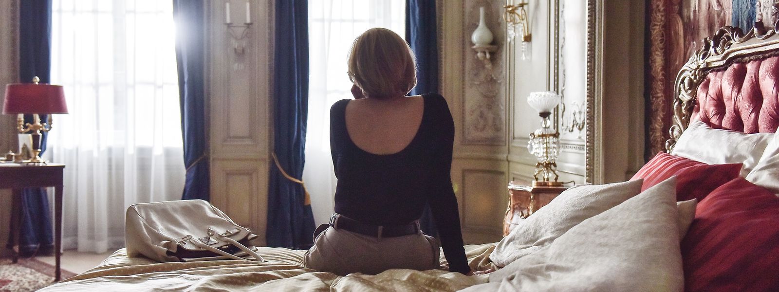 Diana (Mareile Blendl) telefoniert im Pariser Hotel Ritz mit ihrem Freund, dem Journalisten Richard Kay. Sie macht sich Sorgen wegen der Kritik aus konservativen Kreisen an ihrer Anti-Landminen-Kampagne.