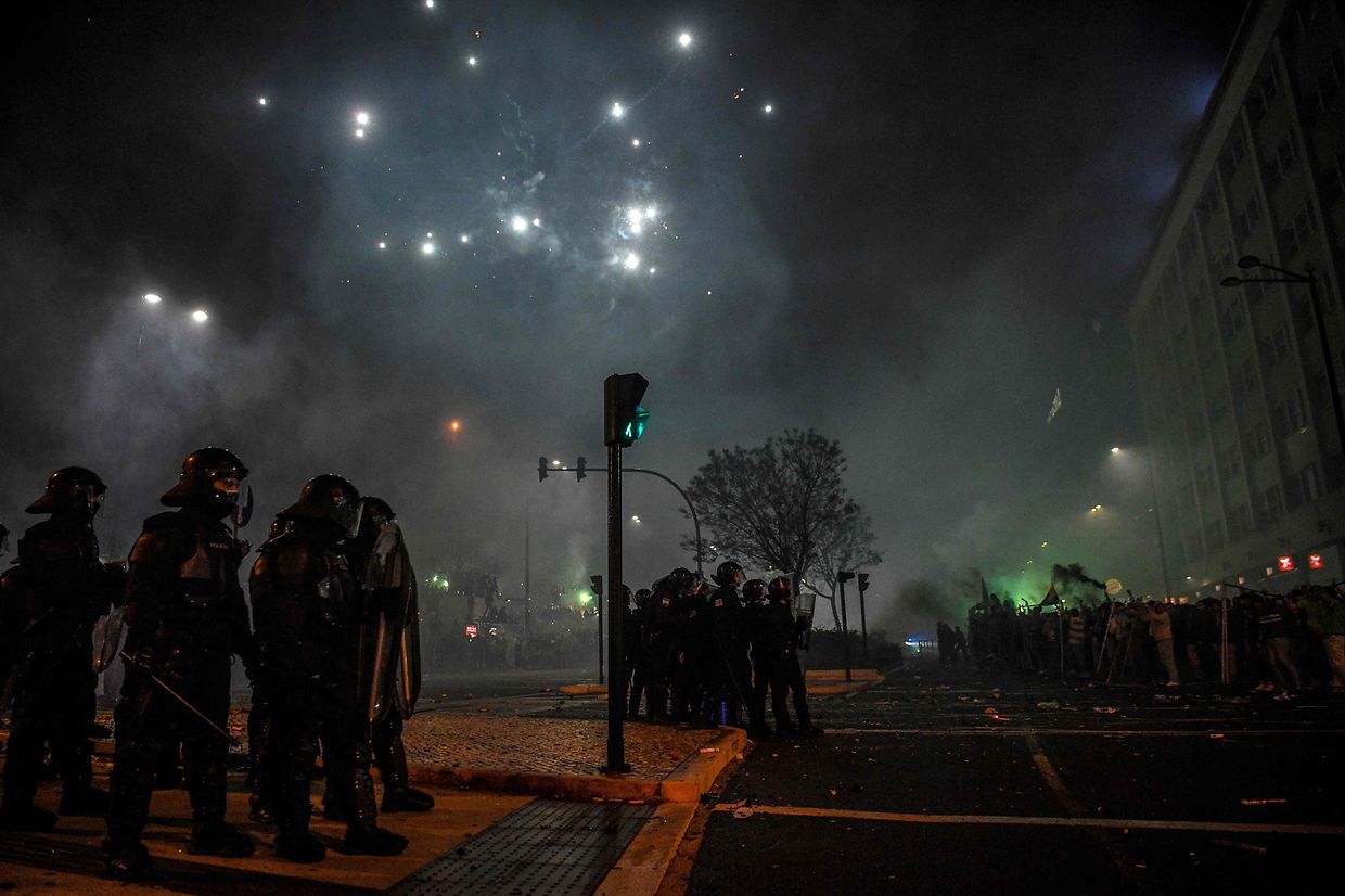 Festejos e confrontos entre adeptos e polícia na noite em que o Sporting voltou a conquistar o campeonato nacional, 19 depois.