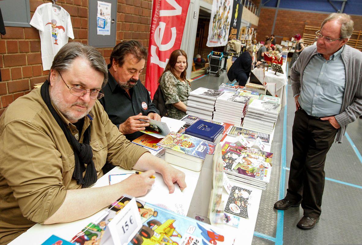 Roger Leiner et Lucien Czuga dédicacent leurs ouvrages