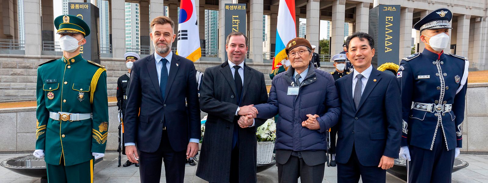 Wirtschaftsminister Franz Fayot  (2. v. li.), Ergroßherzog Guillaume (Mitte), Kriegsveteran Sungsoo Kim und der Minister für Patrioten- und Veteranen-Angelegenheiten, Park Min-sik (2. v. re.), verbindet die luxemburgische Unterstützung im Koreakrieg.