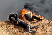 Un manifestant palestinien entre Gaza et la frontière israélienne.