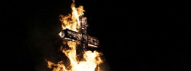 Damit die Burg nicht schon am Vortag brennt, setzen manche Vereine auch heute noch Nachtwächter ein, die die Burg bis zum "Buergsonnden" schützen.