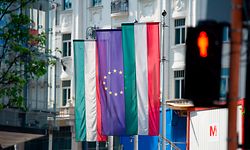 ARCHIV - 22.07.2021, Ungarn, Budapest: Flaggen von Ungarn und der Europäischen Union hängen an einer Fassade. Wegen Korruption und anderer Verstöße gegen den Rechtsstaat in Ungarn hat die Europäische Kommission vorgeschlagen, dem Land Zahlungen in Höhe von rund 7,5 Milliarden Euro aus dem EU-Haushalt zu kürzen. Das teilte EU-Haushaltskommissar Johannes Hahn am Sonntag in Brüssel mit. Foto: Aleksander Kalka/Zuma Press/dpa +++ dpa-Bildfunk +++