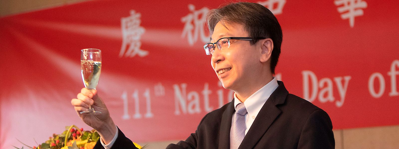 Ming-Yen Tsai, Taiwans Vertreter für die EU und Belgien, gibt einen Toast zum 111. Nationalfeiertag seiner Heimat aus.