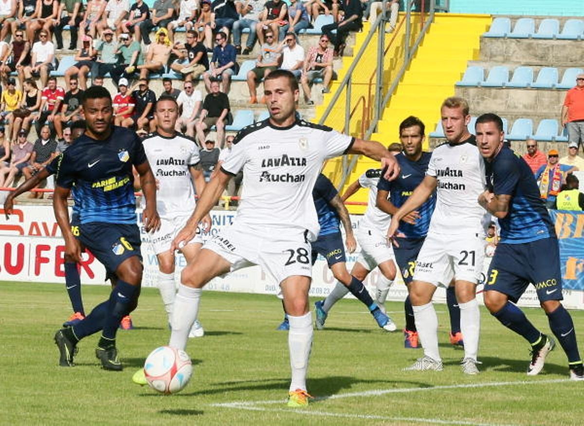 Dudelange - Apoel Nicosie en 2017 (0-1). Mickaël Garos au ballon, sous les yeux de Dominik Stolz (n°21)
