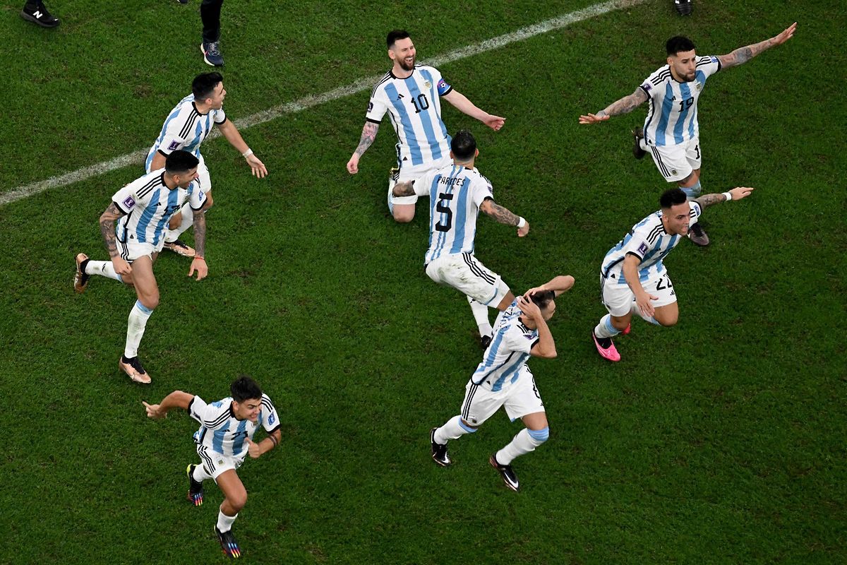 Nach dem letzten Elfmeter brechen bei den Argentiniern alle Dämme.