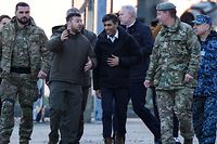 TOPSHOT - Ukraine's President Volodymyr Zelensky (C-L) and Britain's Prime Minister Rishi Sunak (C-R) arrive to meet Ukrainian troops being trained to command Challenger 2 tanks at a military facility in Lulworth, Dorset in southern England on February 8, 2023. - Zelensky used a visit to London to urge allies to send combat aircraft to his war-torn country, which Britain said it would consider in the "long term". (Photo by Andrew Matthews / POOL / AFP)