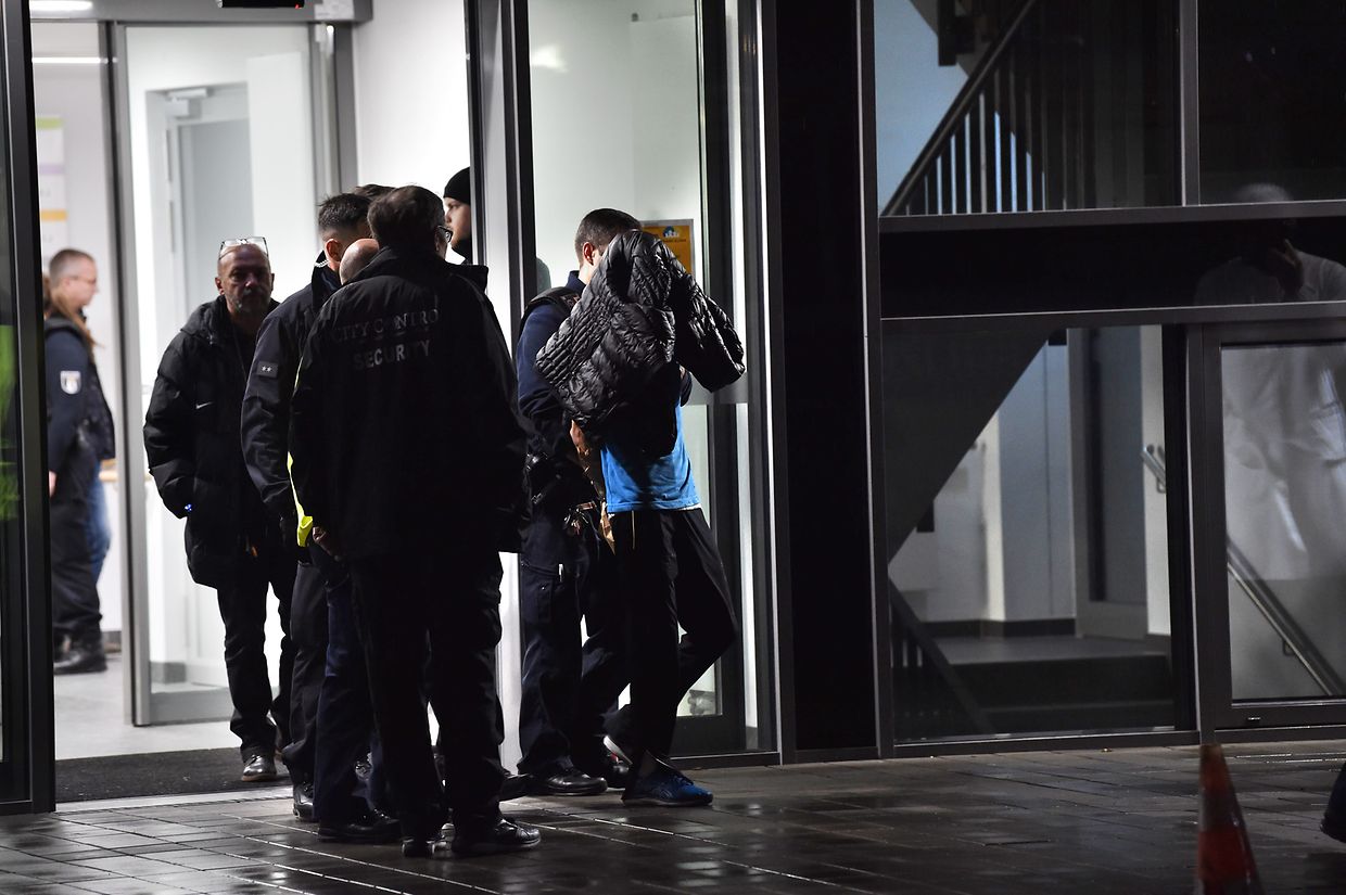 19.11.2019, Berlin: Polizisten nehmen den Angeklagten nach der tödlichen Messerattacke auf Fritz von Weizsäcker in der privaten Schlosspark-Klinik fest.