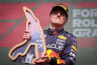 28.08.2022, Belgien, Stavelot: Motorsport: Formel-1-Weltmeisterschaft, Grand Prix von Belgien, Rennen: Max Verstappen aus den Niederlanden vom Team Red Bull feiert nach seinem Sieg auf dem Podium. Foto: Virginie Lefour/BELGA/dpa +++ dpa-Bildfunk +++