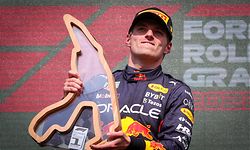 28.08.2022, Belgien, Stavelot: Motorsport: Formel-1-Weltmeisterschaft, Grand Prix von Belgien, Rennen: Max Verstappen aus den Niederlanden vom Team Red Bull feiert nach seinem Sieg auf dem Podium. Foto: Virginie Lefour/BELGA/dpa +++ dpa-Bildfunk +++