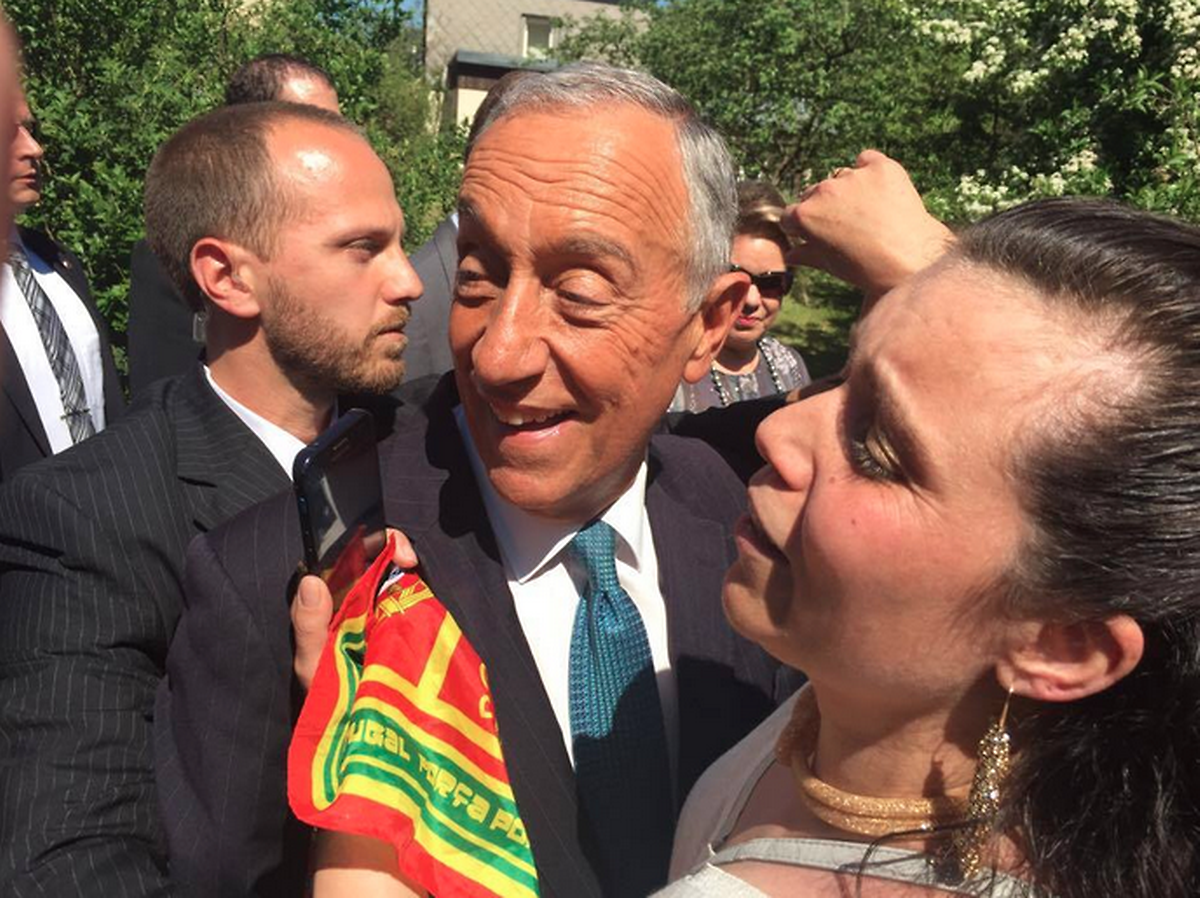 Marcelo voltou a ser "engolido" pela multidão, que lhe pedia abraços e selfies, como uma estrela pop.