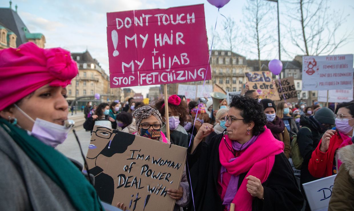 Trotz Pandemie waren auch am 8. März 2021 die Straßen der Hauptstadt wieder gefüllt. Das Tragen einer Maske war dieses Jahr allerdings Pflicht.