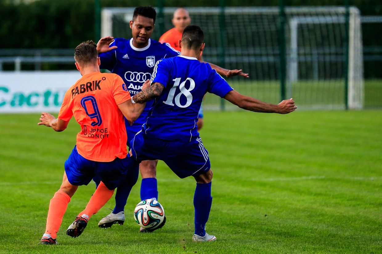 Lintgen - Lorentzweiler 4-1- Johnny Pintar (9) stoppé par et Patrcik Alves (18) et Paso Doble.