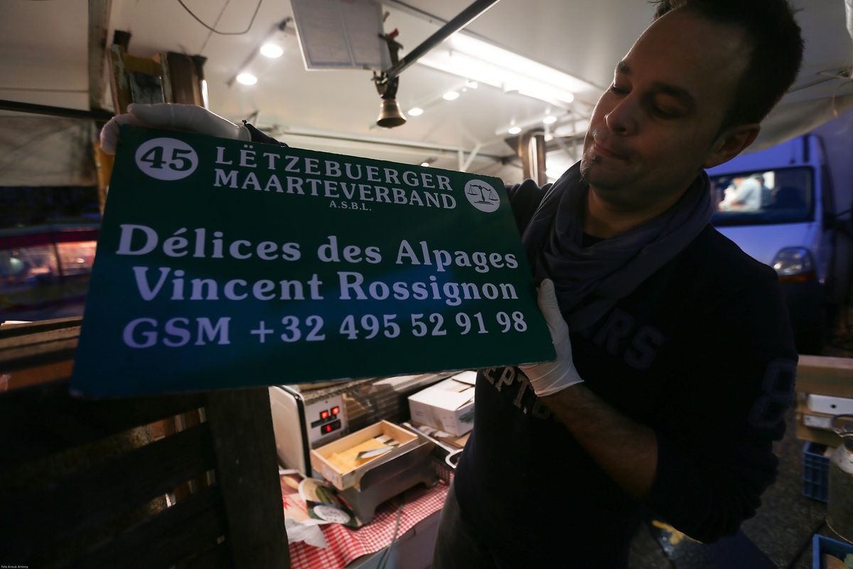 25.10.2017 Luxembourg, ville, Knuedler, place Guillaume, Wochenmarkt sehr früh am Morgen photo Anouk Antony