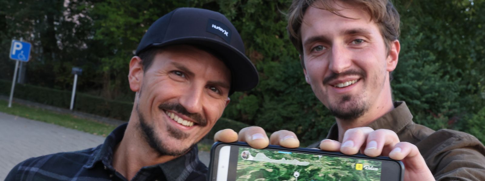 Ludovic Schinker (l.) und Thomas Dardare haben Luxemburg mit dem Kompass durchquert. Die genaue Route haben sie mit der App Relive festgehalten.