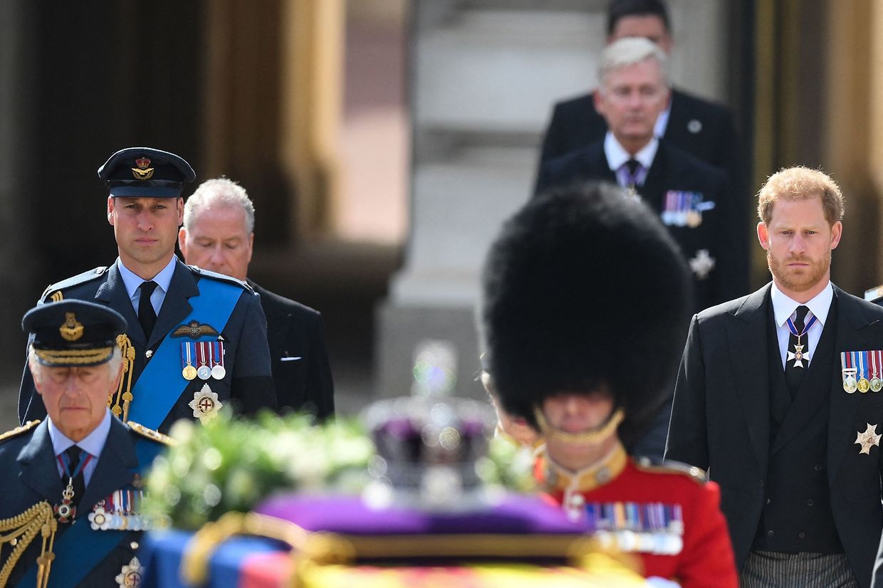 Família real seguiu atrás do corpo de Isabel II no cortejo fúnebre de Bunckingham até Westminster, na tarde de quarta-feira.