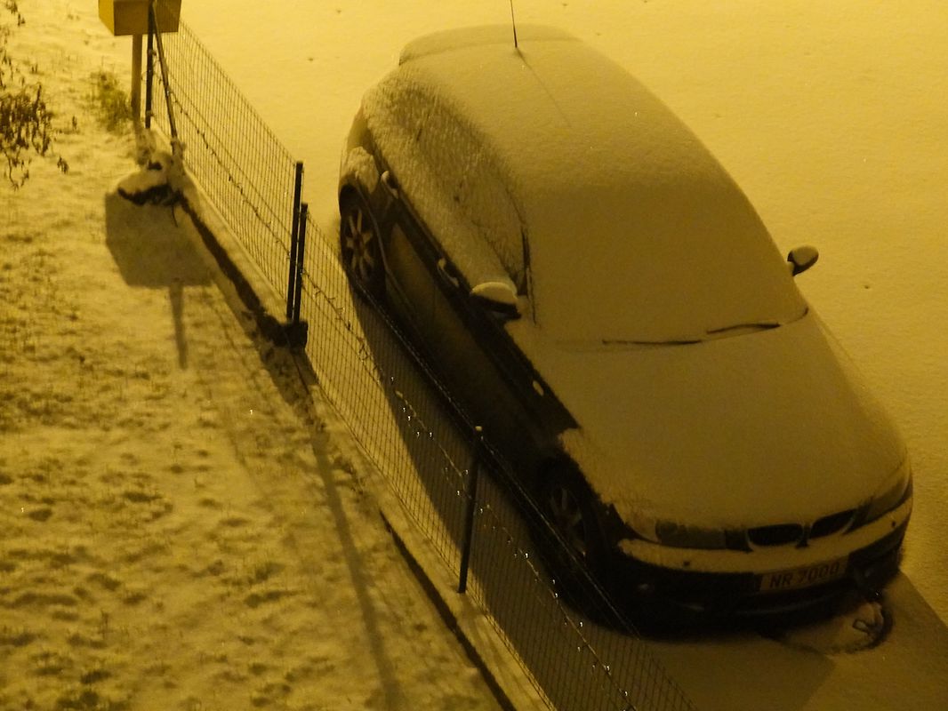 Kurz nach Mitternacht hat es in Erpeldingen an der Sauer geschneit. Robert Britz war der erste, der uns seine Bilder zukommen ließ. Er schrieb zu seinen Fotos: "Ech bleiwen op, ët ass schéin dem Schnéi nozekucken."