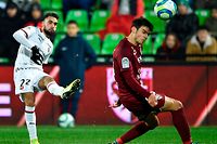 Metz' French defender Fabien Centonze (R) vies with Rennes' French forward Romain Del Castillo during the French L1 football match between Metz (FCM) and Rennes (Stade Rennais) at Saint-Symphorien stadium in Longeville-les-Metz, eastern France, on December 4, 2019. (Photo by JEAN-CHRISTOPHE VERHAEGEN / AFP)