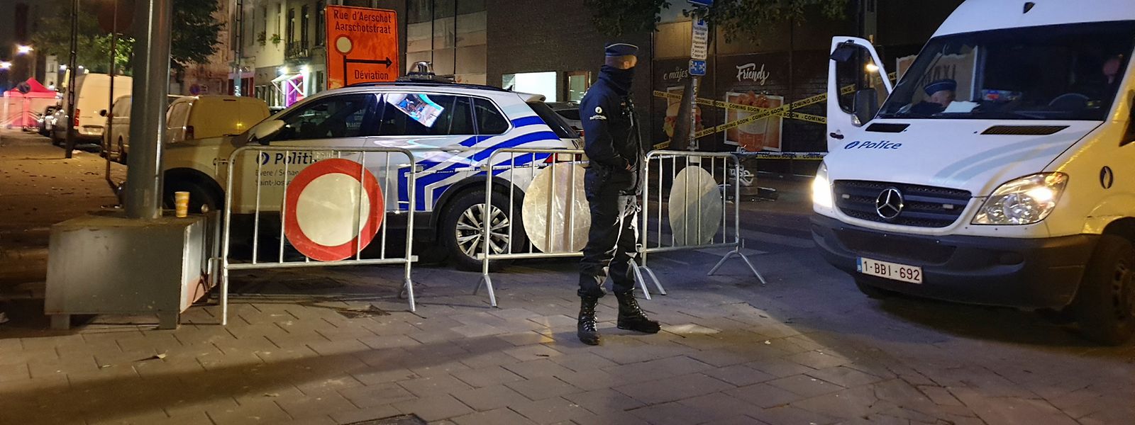 Ein belgischer Polizist im Brüsseler Stadtteil Scheerbeek. In der Nähe waren in der Nacht zwei Kollegen mit einem Messer attackiert worden.