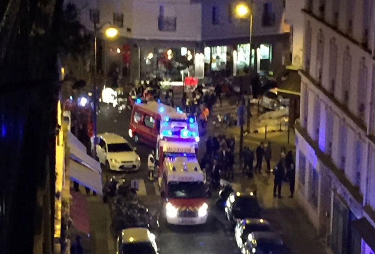 Polizei und Rettungskräfte an einem der Schießerei-Orte im 10. Arrondissement von Paris.