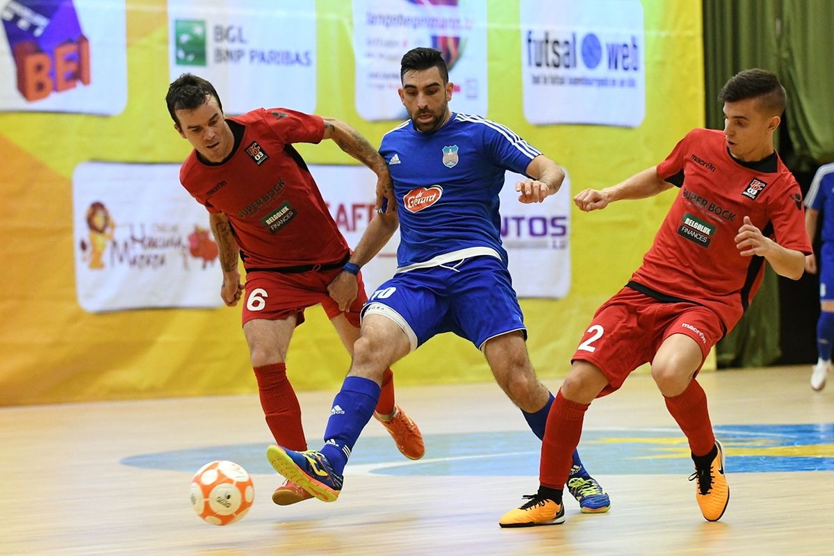 Les Differdangeois Nuri Chavel et Robinho (en rouge) ne sont pas trop de deux pour tenter de stopper Marko Bajcetic (KMF Titograd, en bleu)