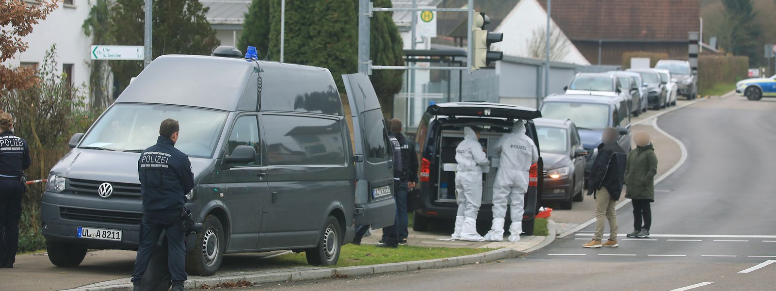 Einsatzkräfte begutachten einen Tatort in Illerkirchberg. Ein Mann soll zwei Mädchen auf dem Weg zur Schule in Illerkirchberg bei Ulm angegriffen haben.
