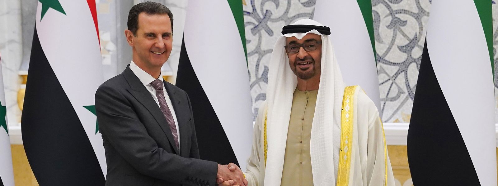 Das Foto zeigt Muhammad bin Zayid Al Nahyan (r.), Präsident der Vereinigten Arabischen Emirate (VAE), beim Empfang von Baschar al-Assad, Präsident von Syrien, während seines offiziellen Besuchs in den VAE.