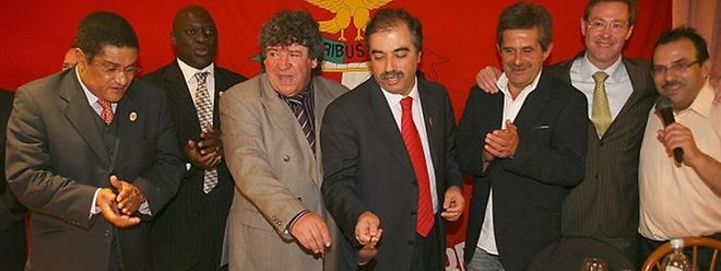19°aniversário do Sport Luxemburgo e Benfica, na presença de (da esq. p/ a dta.): Eusébio, Reinaldo (jogador do Benfica, 1978-1982), Adriano Carvalho (vice-presidente do RMH Benfica), Alcino António (vice-presidente do SLB), Nico Zinsmeister e Claude Zimmer (presidentes do RMH Benfica) e Fernando Gaspar (Direcção do RMH Benfica)